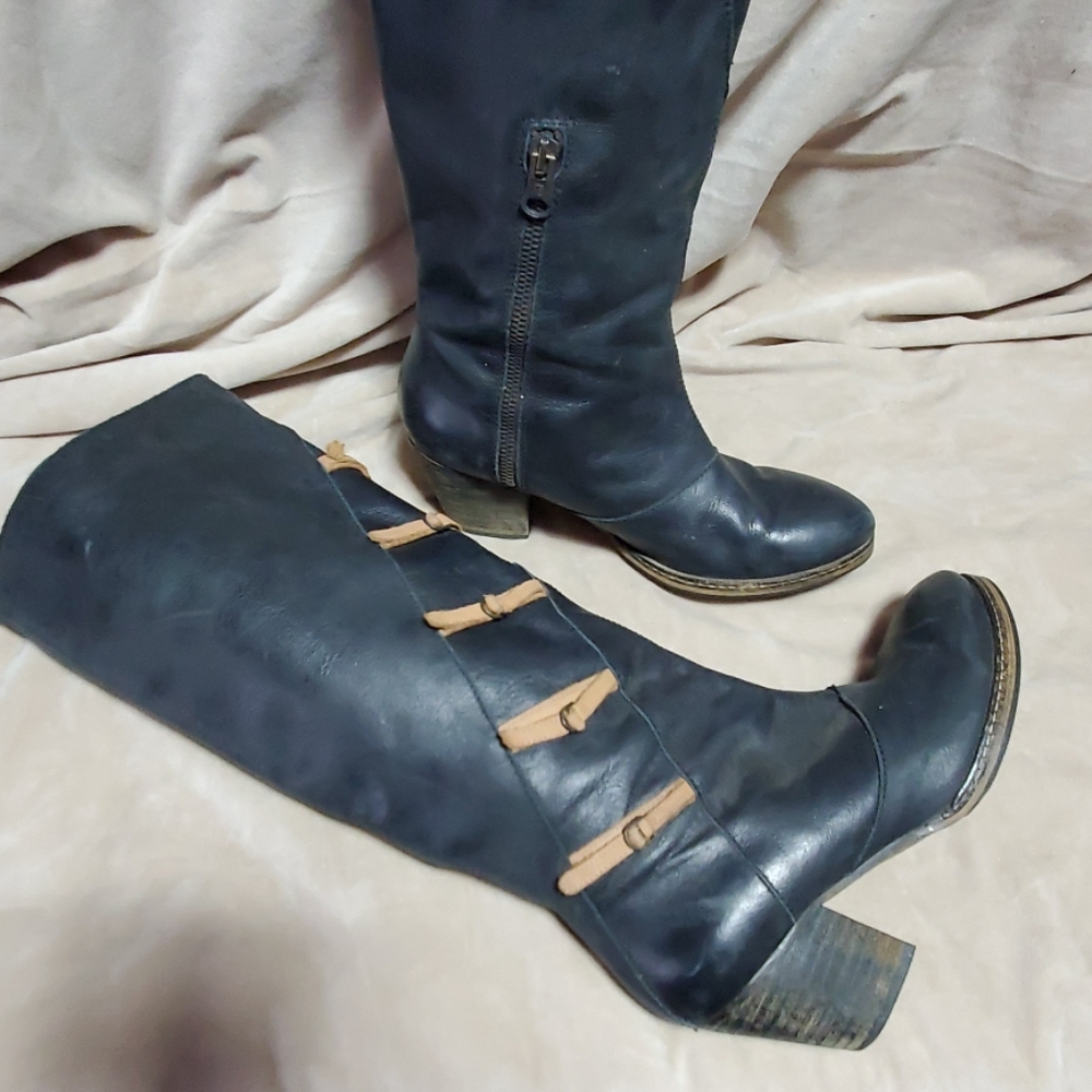 Holding Horsea boots sz 37